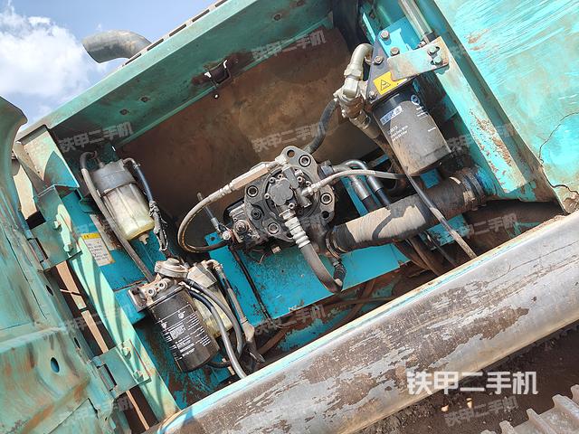 液压泵舱室正面整体（整机外观）