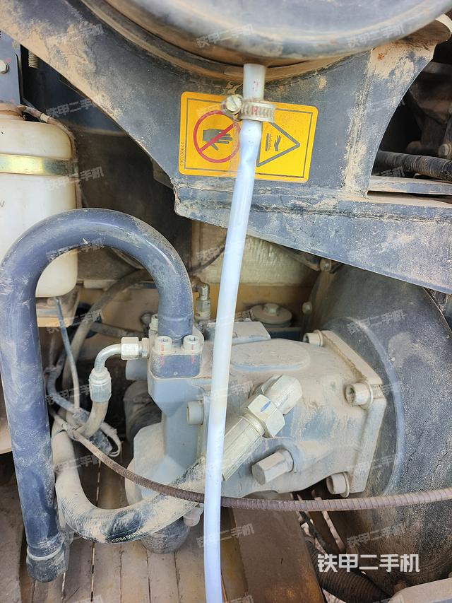 液压泵舱室正面整体（整机外观）