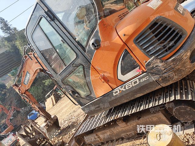 驾驶室顶部（整机外观）