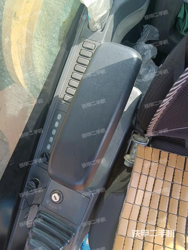 座椅右側(cè)控制臺(tái)/鑰匙門(mén)/油門(mén)/含右手柄(駕駛室部分) 座椅右側(cè)控制臺(tái)/鑰匙門(mén)/油門(mén)/含右手柄(駕駛室部分)