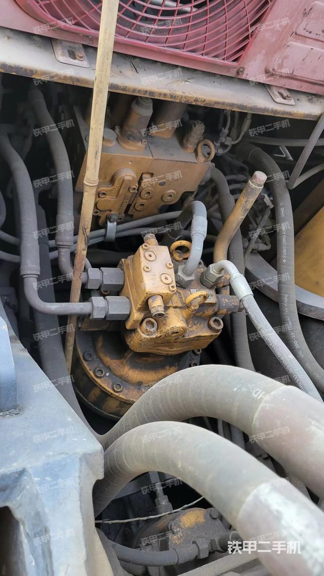 回转马达和主控阀（整机外观）