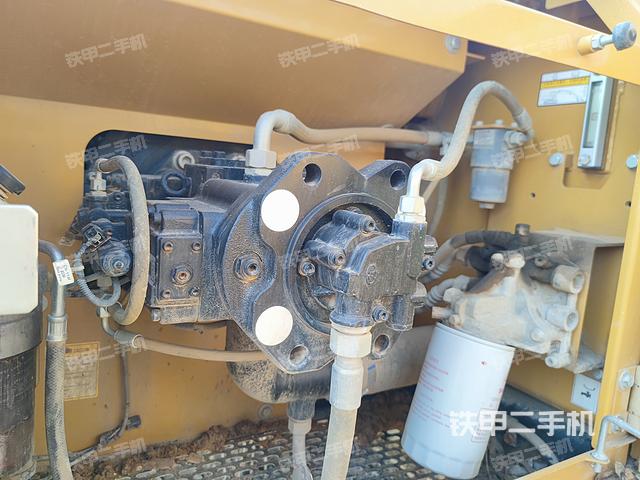 液压泵舱室正面整体（整机外观）