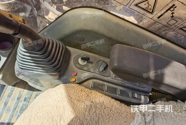 座椅右側(cè)控制臺/鑰匙門/油門/含右手柄（駕駛室部分）