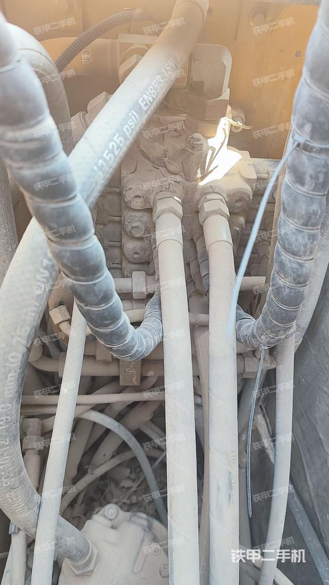 回转马达和主控阀（整机外观）