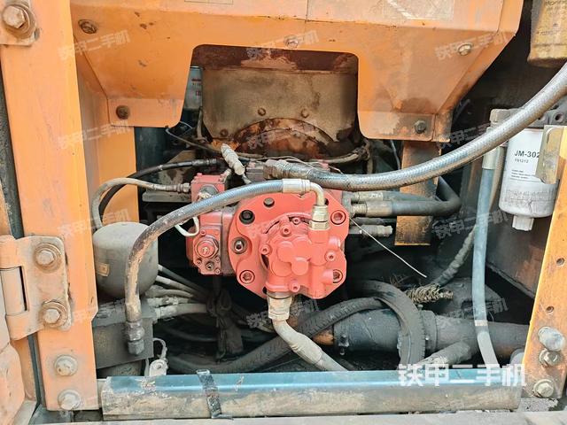 液压泵舱室正面整体（整机外观）