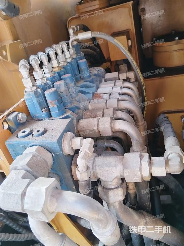 液压泵舱室正面整体（整机外观）