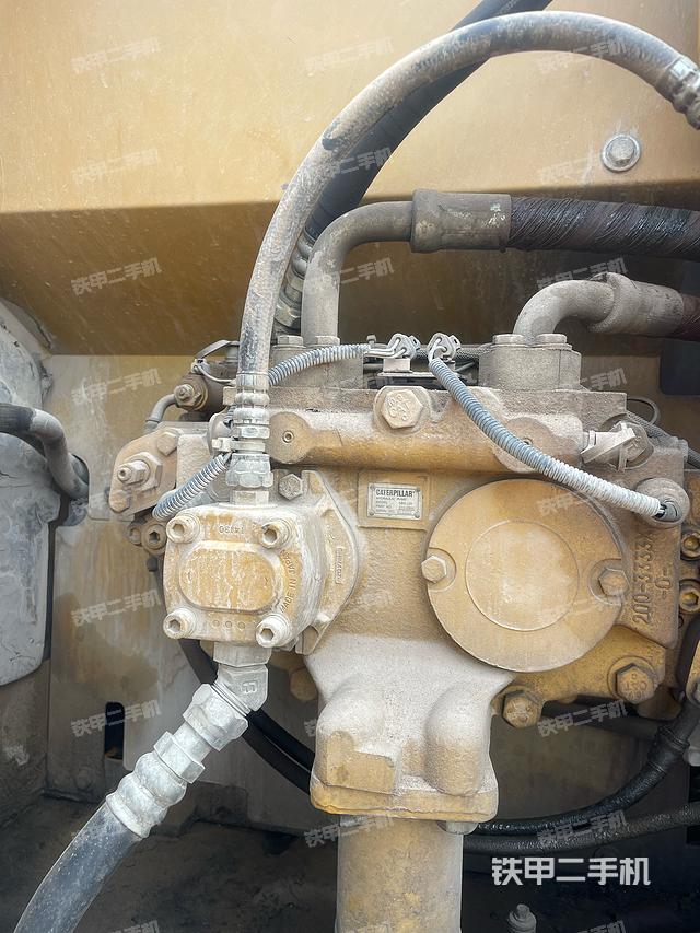 液压泵舱室正面整体（整机外观）