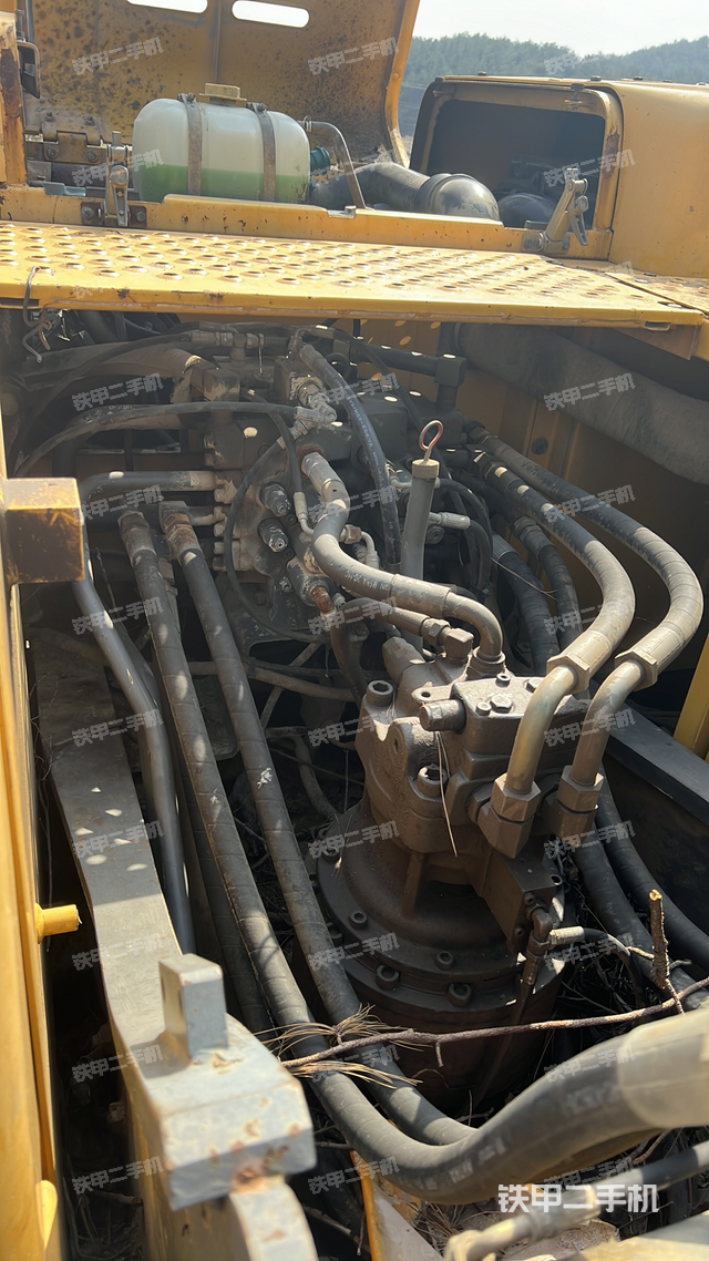 回转马达和主控阀（整机外观）