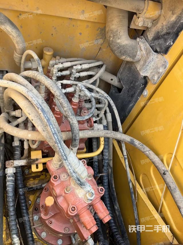 回转马达和主控阀（整机外观）