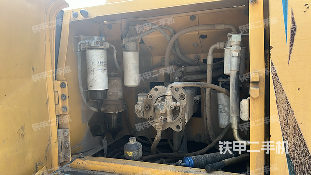 液压泵舱室正面整体（整机外观）