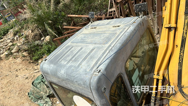 驾驶室顶部（整机外观）