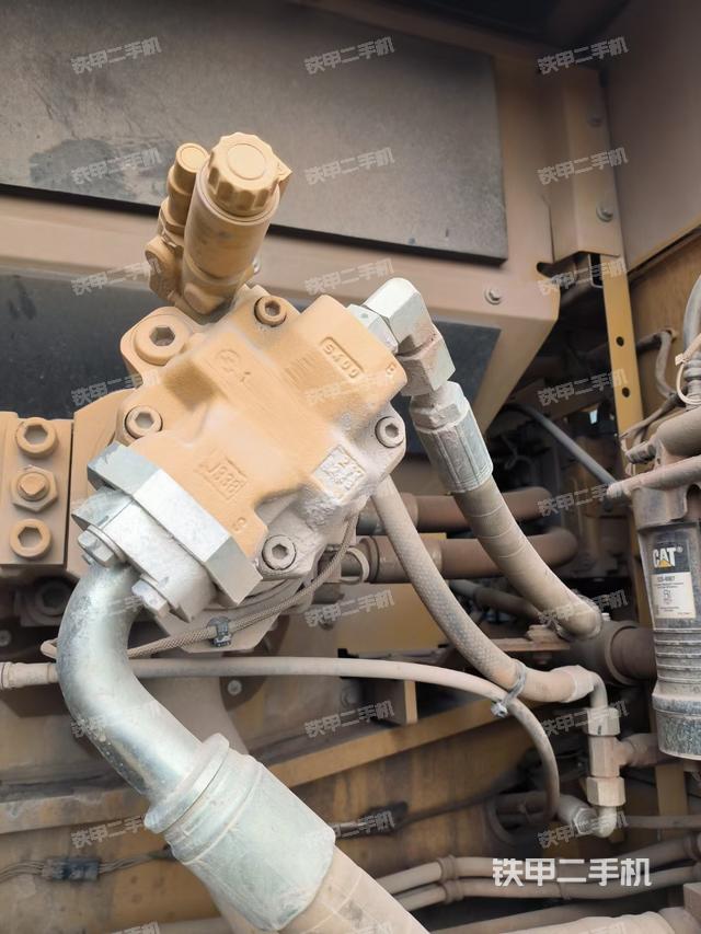 液压泵舱室正面整体（整机外观）