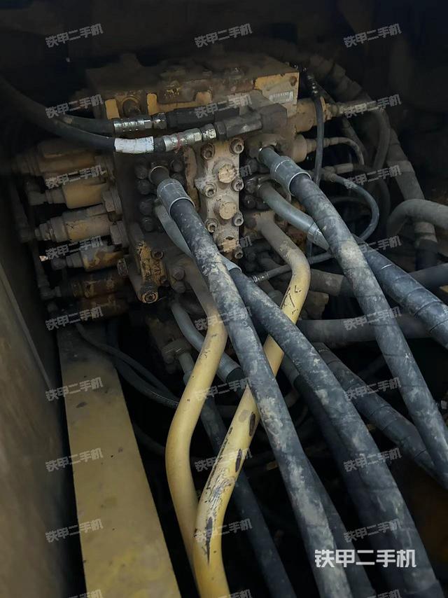 回转马达和主控阀（整机外观）