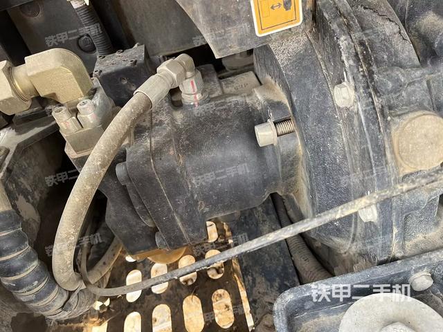 液压泵舱室正面整体（整机外观）