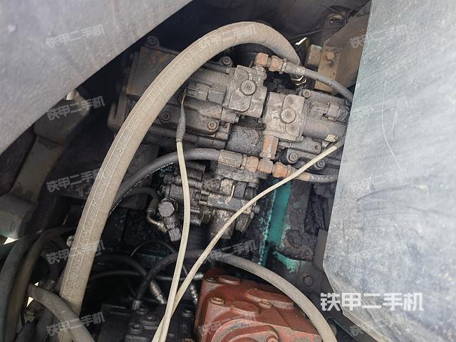 液压泵舱室正面整体（整机外观）