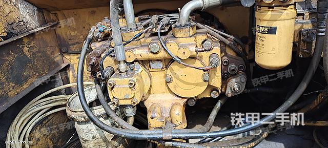 液压泵舱室正面整体（整机外观）