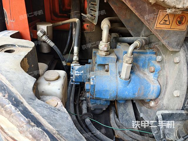 液压泵舱室正面整体（整机外观）