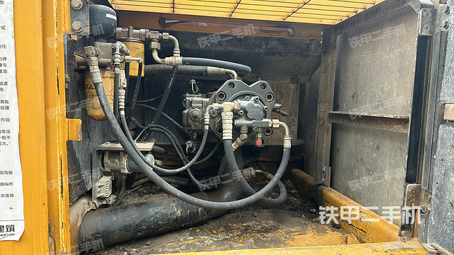 液压泵舱室正面整体（整机外观）