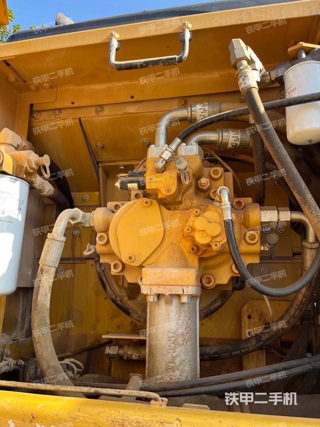 液压泵舱室正面整体（整机外观）