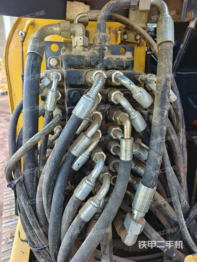 回转马达和主控阀（整机外观）