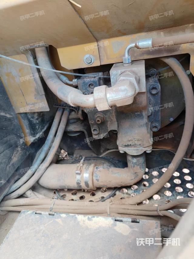 液压泵舱室正面整体（整机外观）