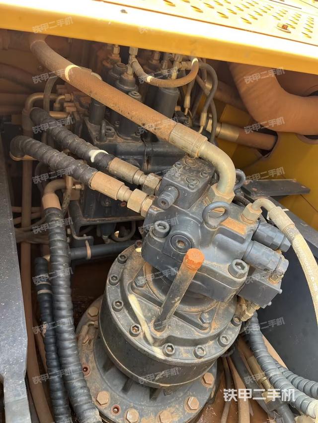 回转马达和主控阀（整机外观）