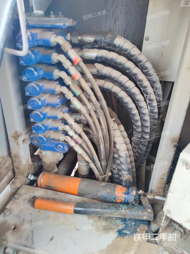 回转马达和主控阀（整机外观）