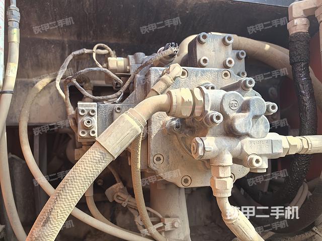 液压泵舱室正面整体（整机外观）