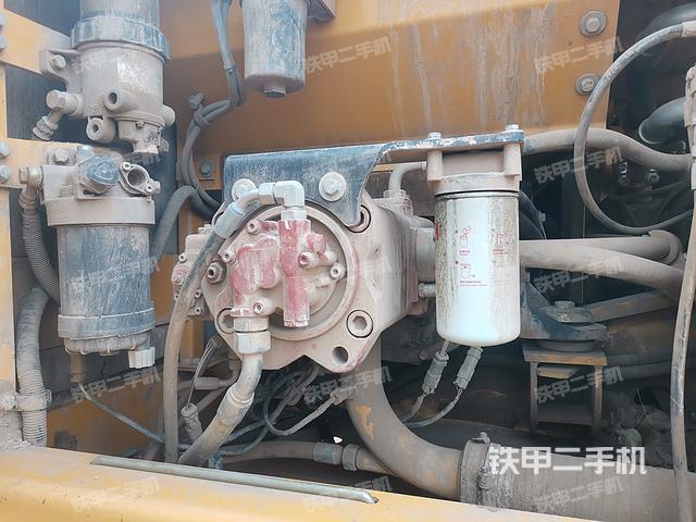 液压泵舱室正面整体（整机外观）