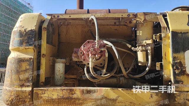 液压泵舱室正面整体（整机外观）