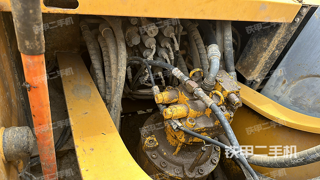 回转马达和主控阀（整机外观）