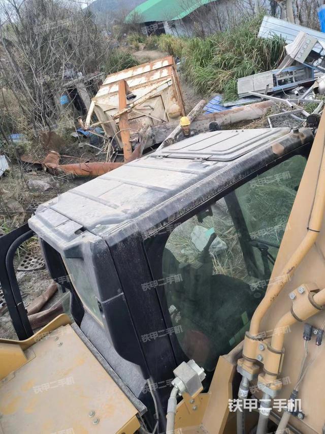 驾驶室顶部（整机外观）