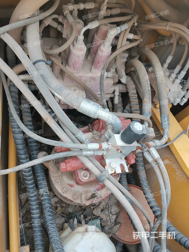 回转马达和主控阀（整机外观）