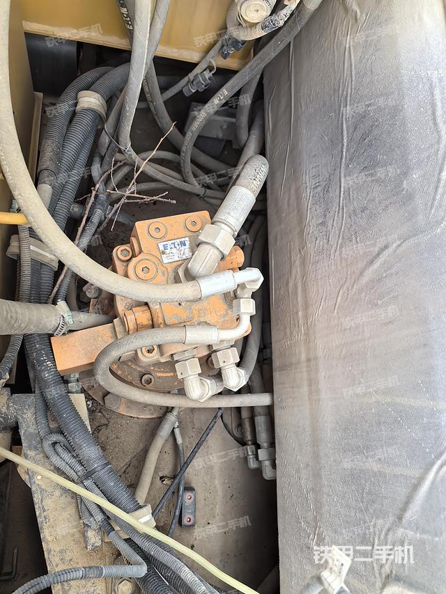 回转马达和主控阀（整机外观）