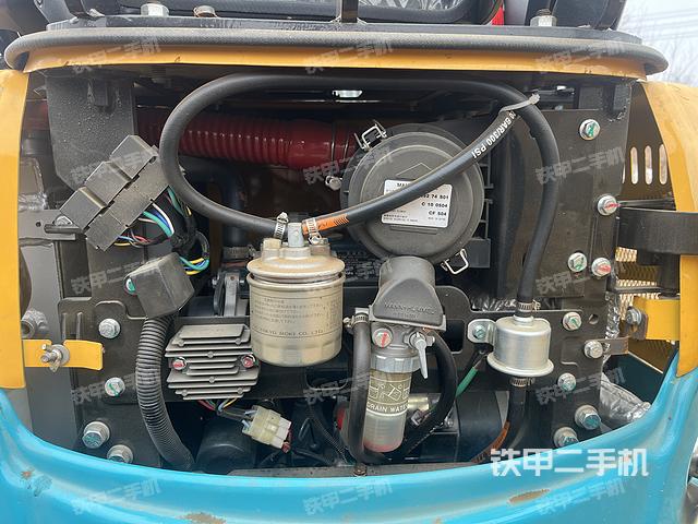 液压泵舱室正面整体（整机外观）