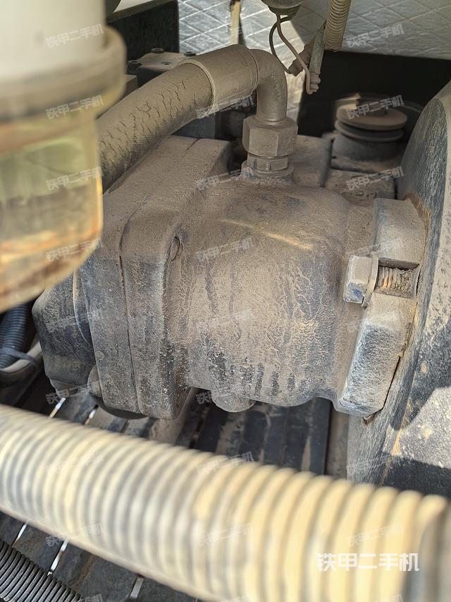 液压泵舱室正面整体（整机外观）