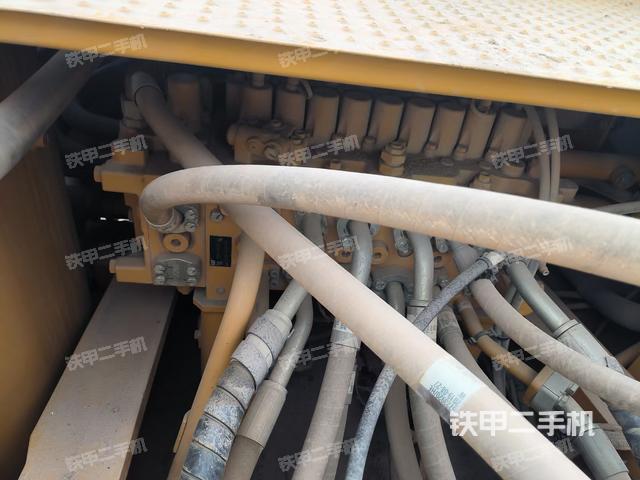 回转马达和主控阀（整机外观）