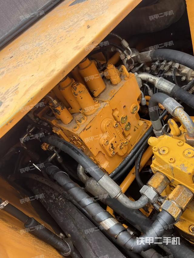 回转马达和主控阀（整机外观）