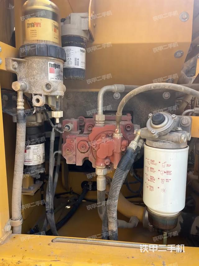 液压泵舱室正面整体（整机外观）