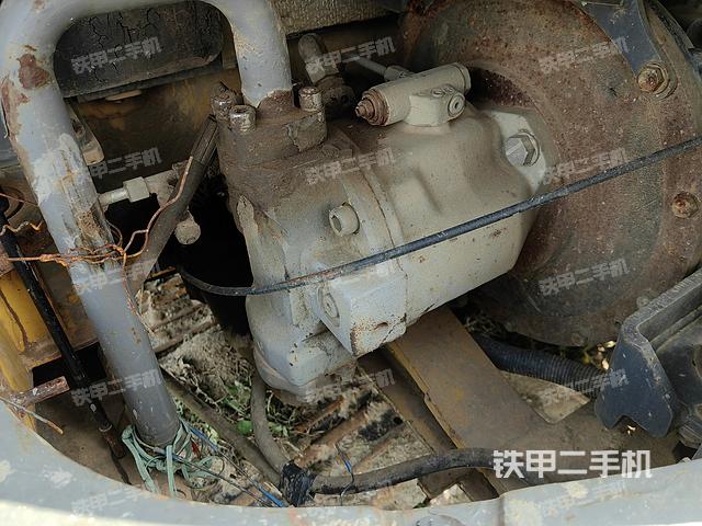 液压泵舱室正面整体（整机外观）