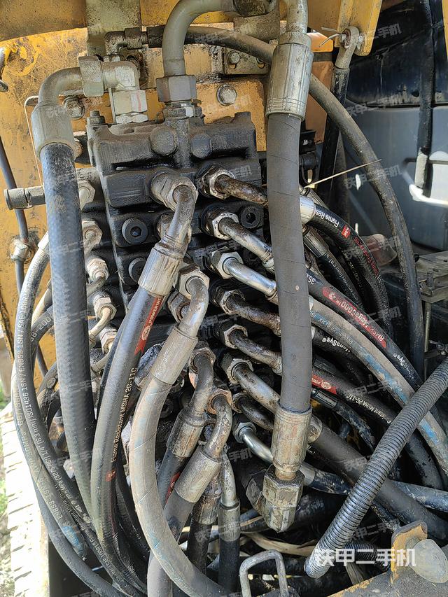 回转马达和主控阀（整机外观）