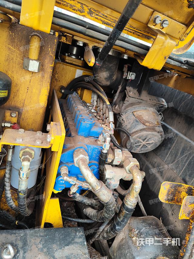 回转马达和主控阀（整机外观）