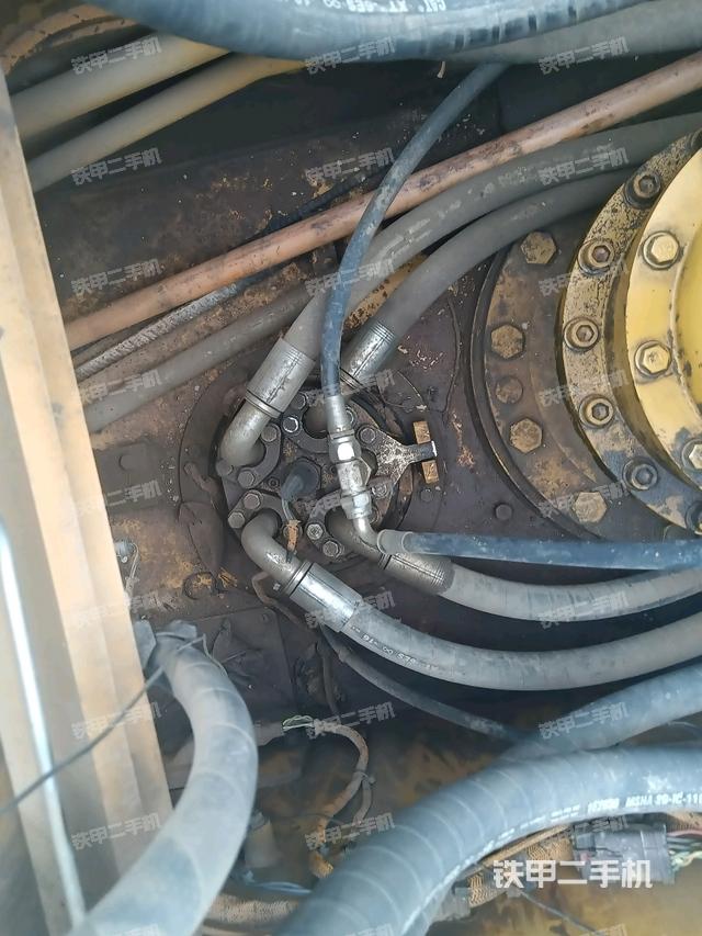 中央回轉(zhuǎn)接頭特寫（上車部件）