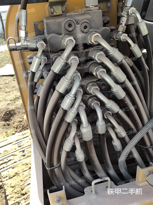 回转马达和主控阀（整机外观）