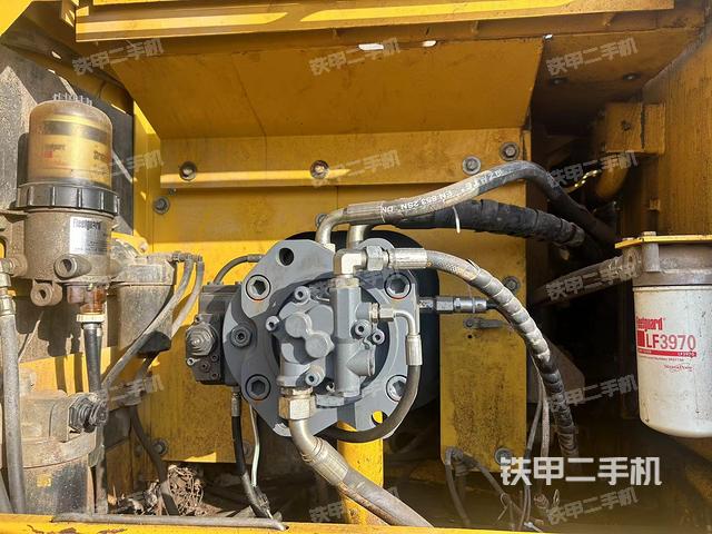 液压泵舱室正面整体（整机外观）