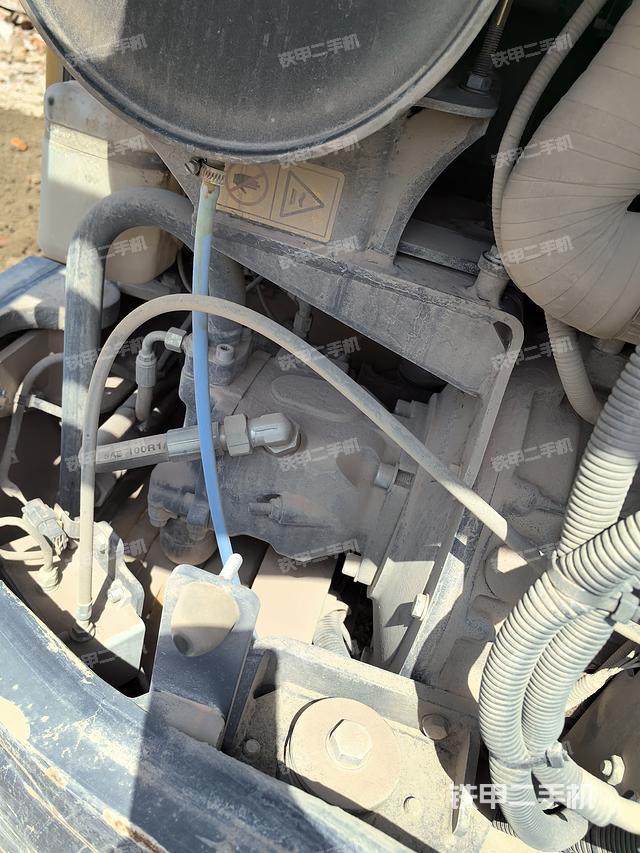 液压泵舱室正面整体（整机外观）