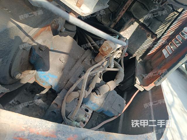 液压泵舱室正面整体（整机外观）