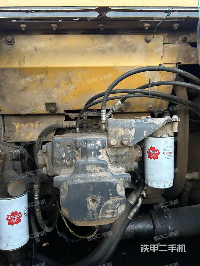 液压泵舱室正面整体（整机外观）