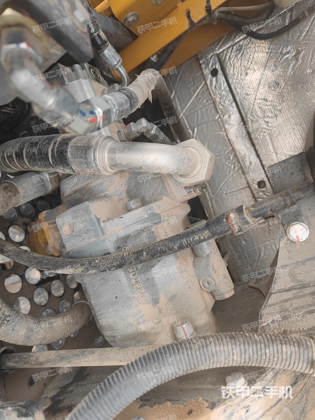 液压泵舱室正面整体（整机外观）