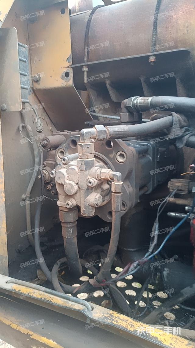 液压泵舱室正面整体（整机外观）